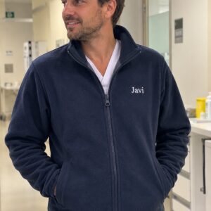 Profesional sanitario Javi en el pasillo